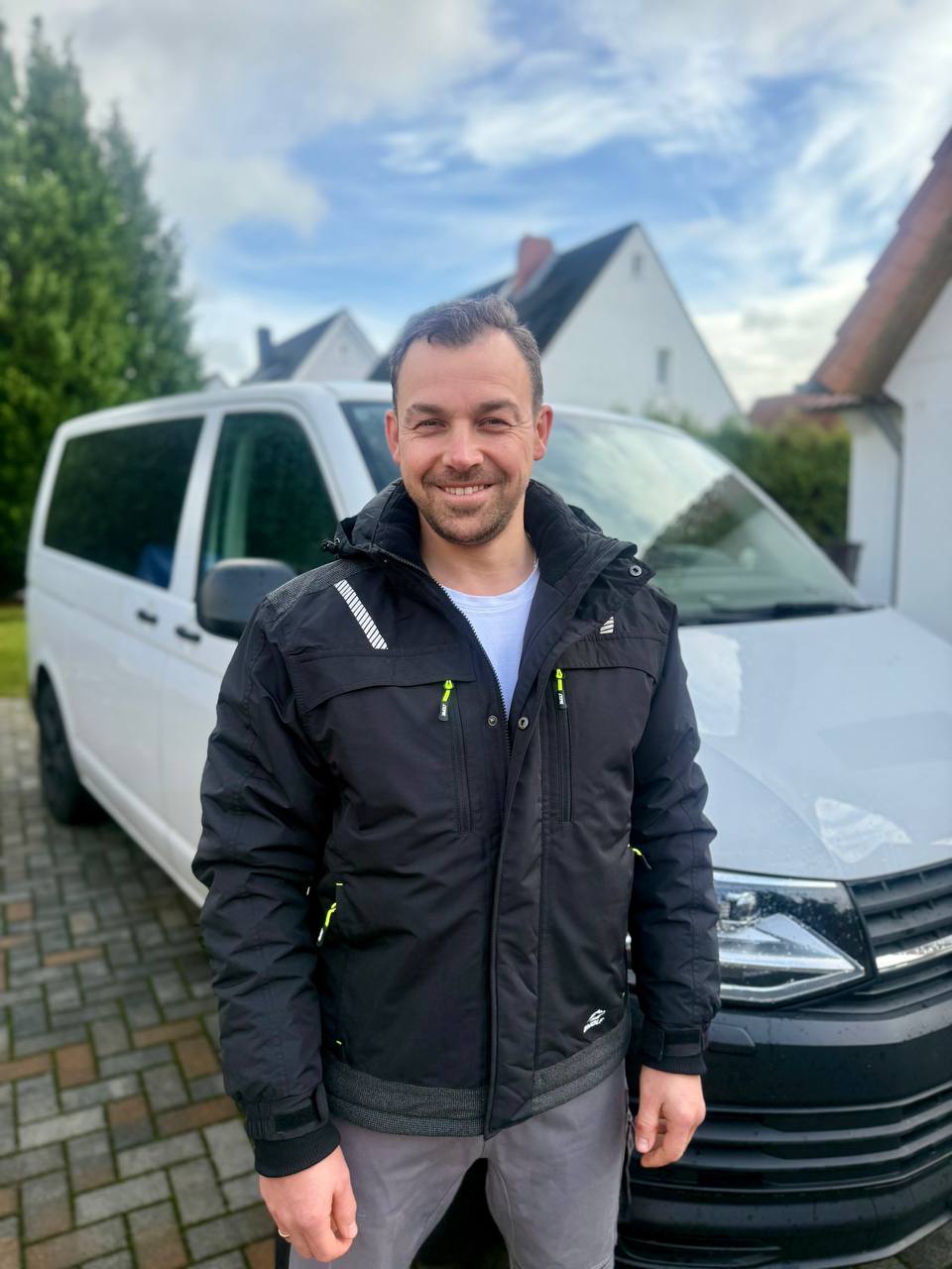 Juri Fleiger vor dem Handwerker-Bus